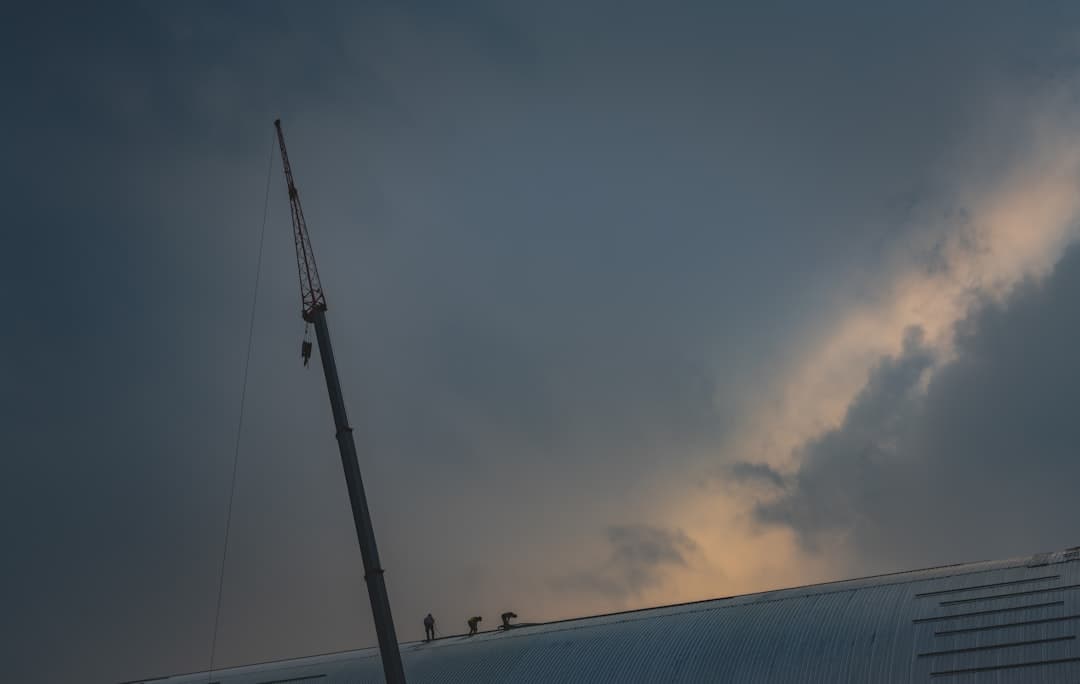 Plac budowy z dzwigami i rusztowaniami