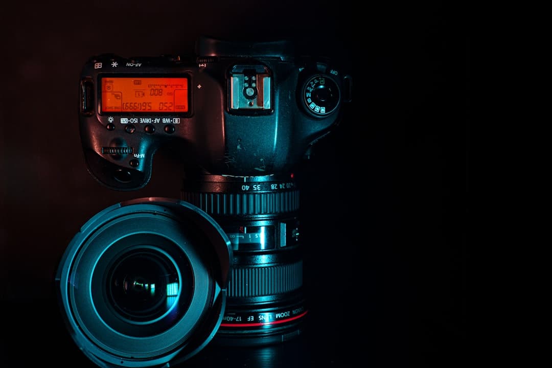 Profesjonalny sprzet fotograficzny na stole