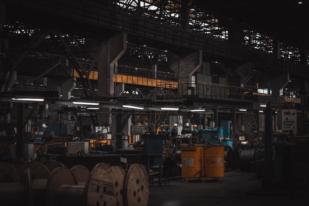 Hala produkcyjna z maszynami i narzędziami