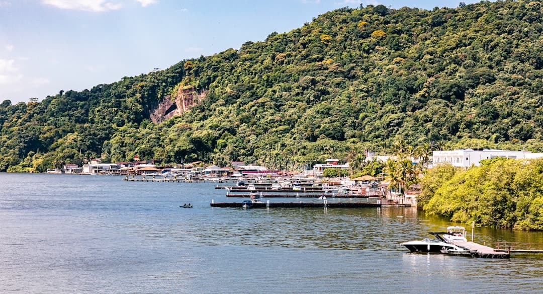 Kajaki i deski SUP na jeziorze o zachodzie slonca