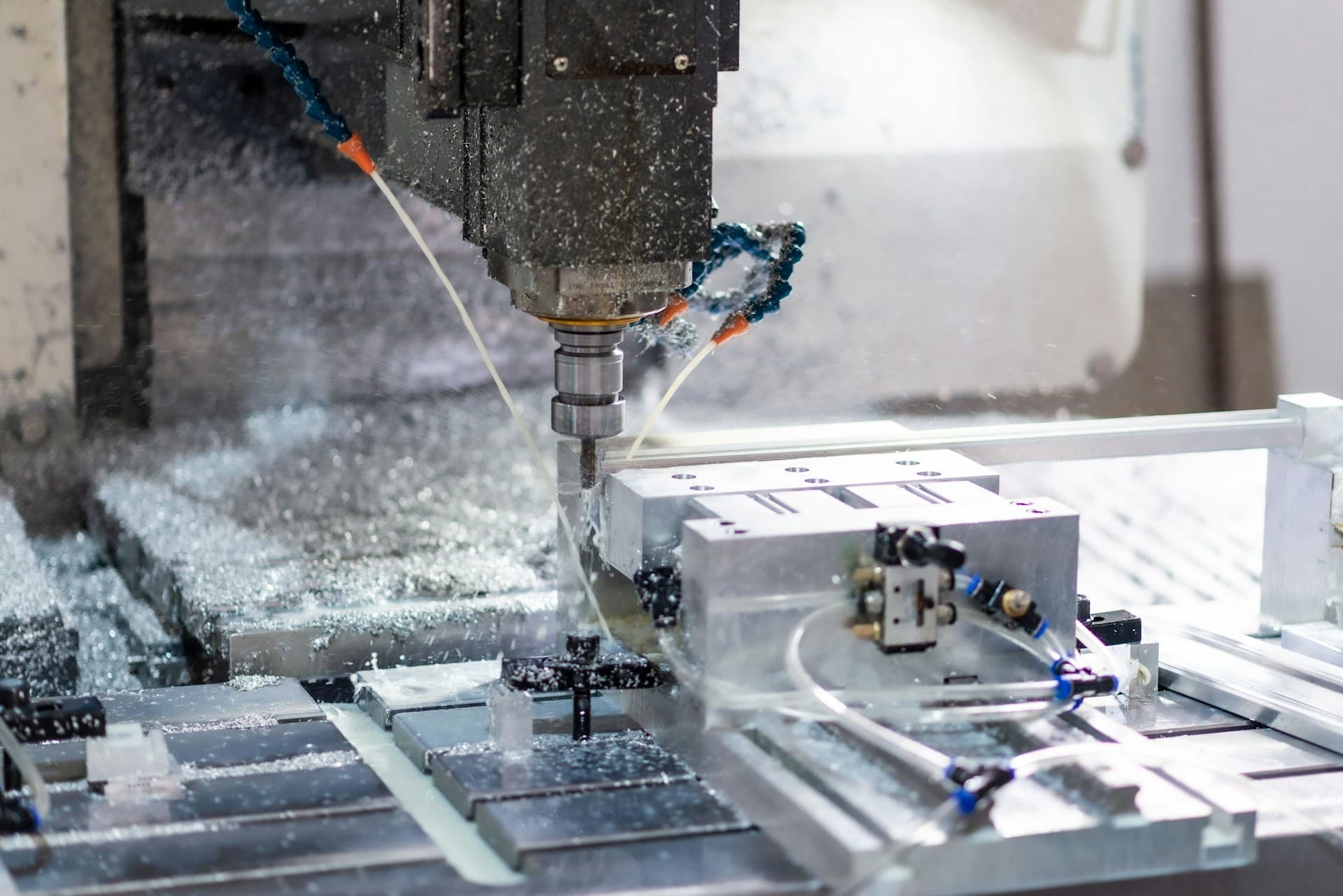 Frezarka CNC w trakcie obróbki detalu